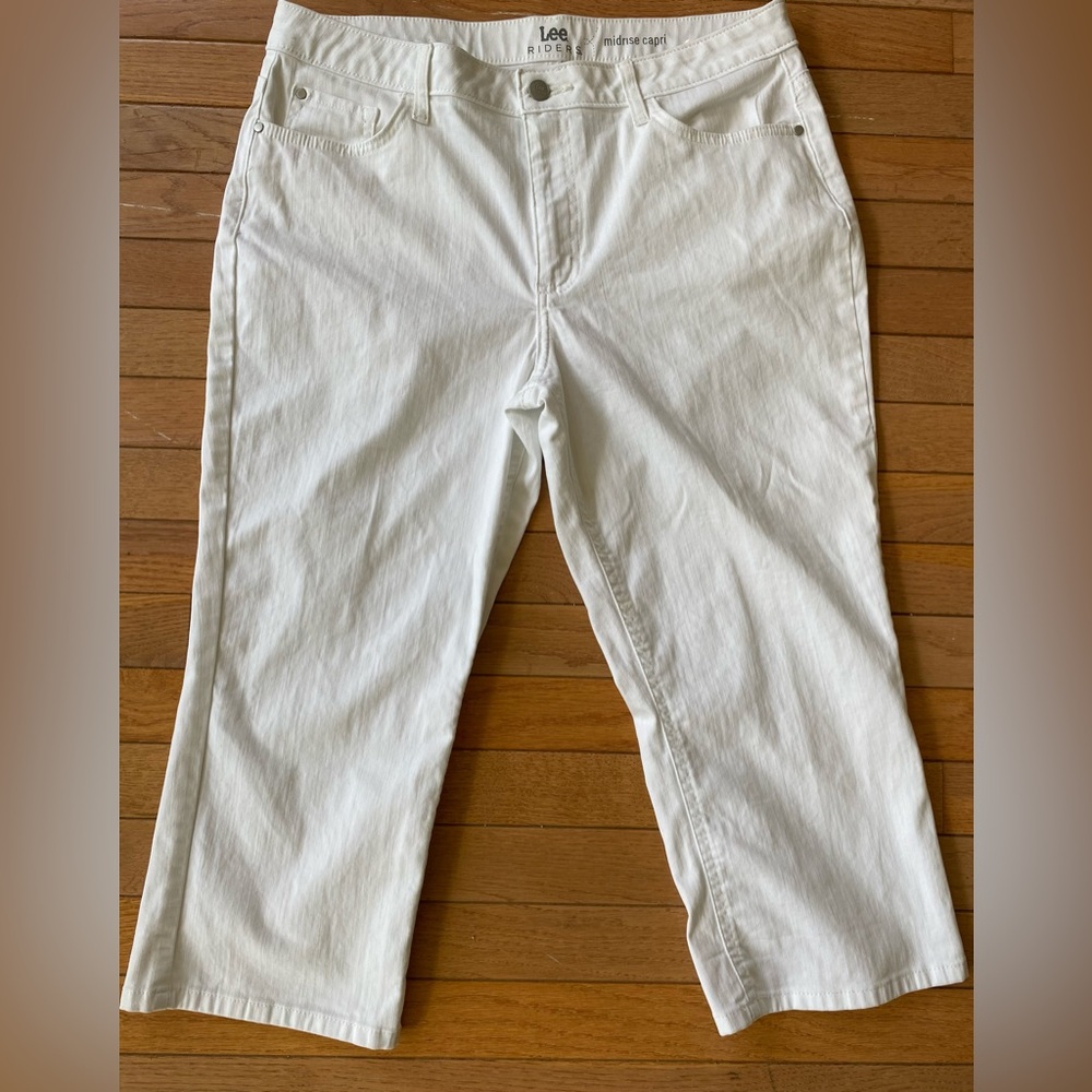 NWOT Lee Riders mid rise Capri white Jeans